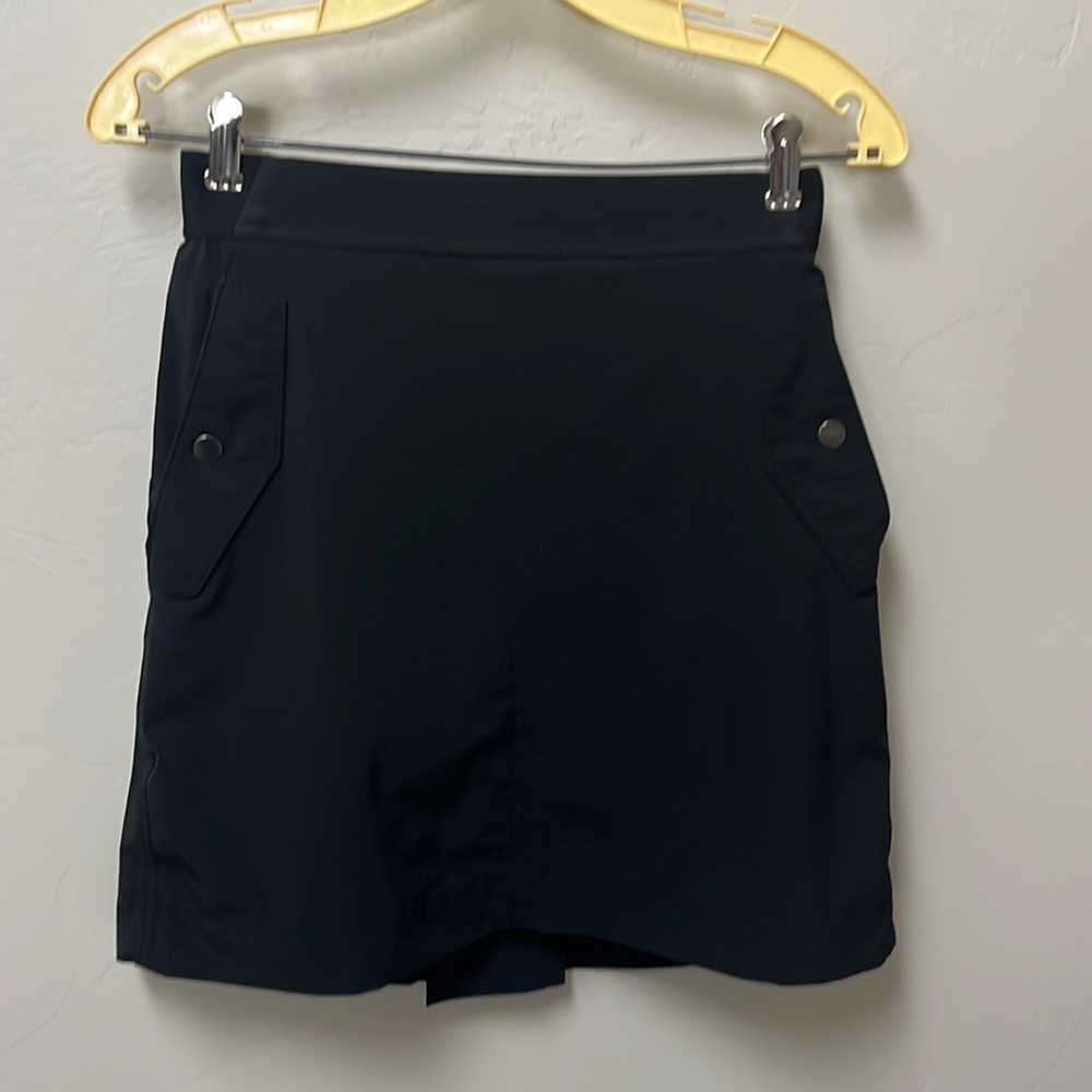 Athleta skort. Black sz 4. Stretch waist. Back pleat.4snsp pockets.